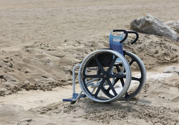 Problem with special wheelchair on the beach — 스톡 사진