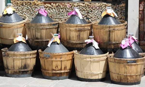 Huit grands demijohns aussi appelés carboys — Photo