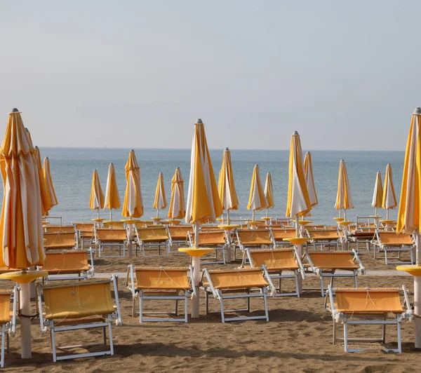 Viele geschlossene Sonnenschirme am Strand — Stockfoto