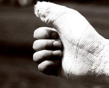 Elin yukarı doğru uzanıyor ve tamam diyor.