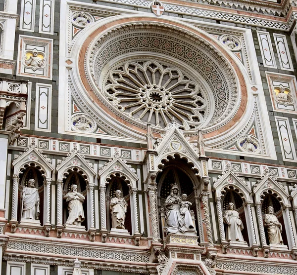 Florence Rose Window and decorations and statues of the famous c — Stock Photo, Image