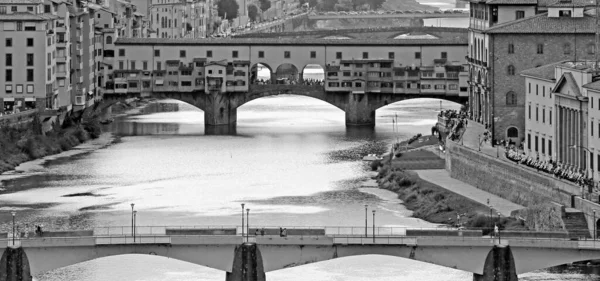 Pont appelé Ponte Vecchio sur la rivière Arno en FLORENCE avec b — Photo