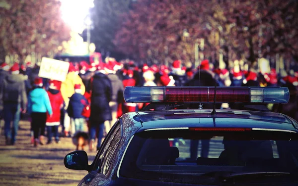 Поліцейські автомобілі під час демонстрації зі старим тонованим ефектом — стокове фото