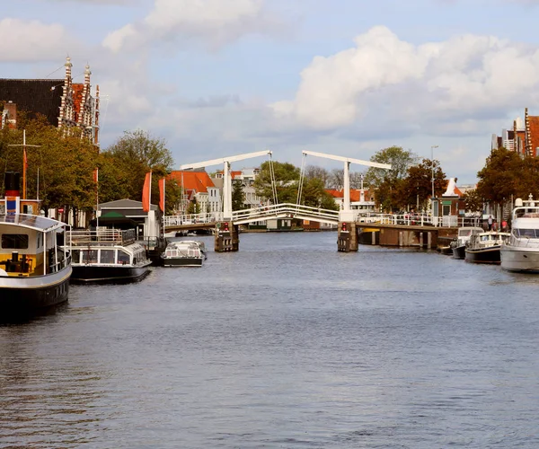 Ponte levadiça na via navegável da cidade holandesa de Haarlem — Fotografia de Stock