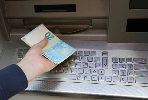 Bankomat a evropské bankovky a ruka — Stock fotografie