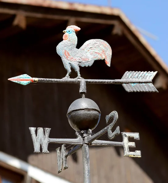 Vaan met een metalen haan die de windrichting aangeeft — Stockfoto