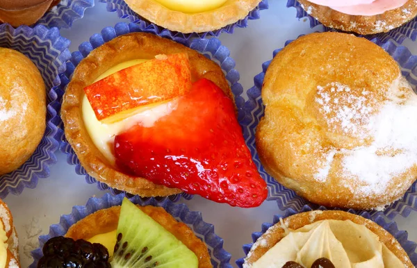 Pastries made from artisanal pastry garnished with fruit — 스톡 사진
