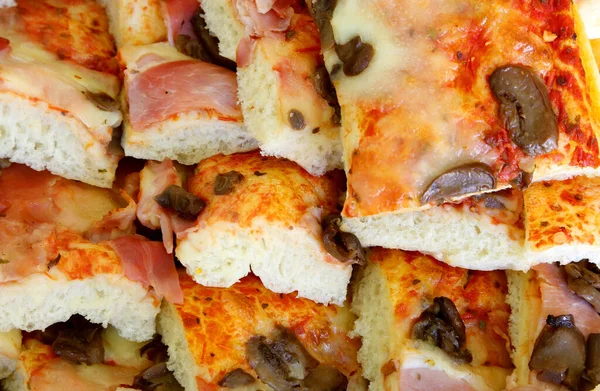 Pizza z grzybami i pomidorami mozzarella — Zdjęcie stockowe