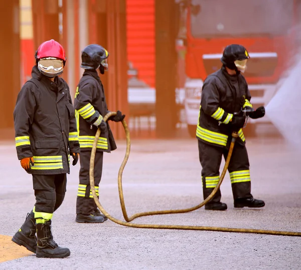 Bomberos durante la extinción de un fuego y el viejo ef tonificado —  Fotos de Stock