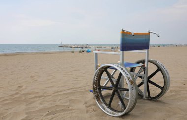 Büyük alüminyum tekerlekli özel tekerlekli sandalye.