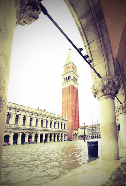Bell torre de São Marcos em Veneza, na Itália, com água e t velho — Fotografia de Stock