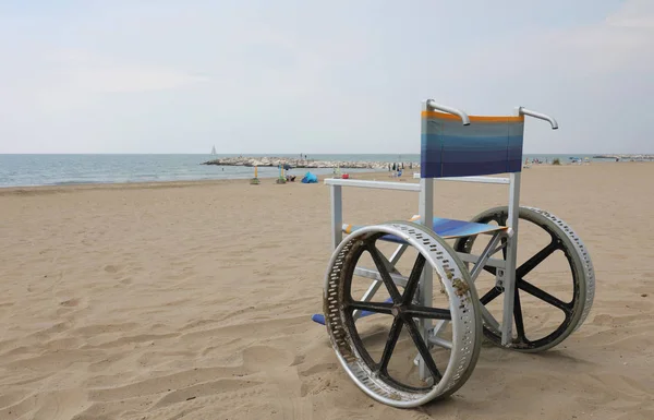 Specjalny wózek inwalidzki z dużymi kołami z aluminium — Zdjęcie stockowe