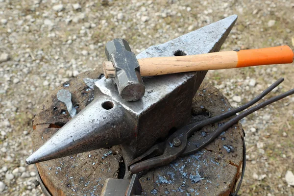 Iron heavy anvil and hammer — Stock Photo, Image