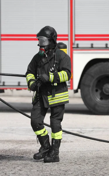 Brandman Med Enhetlig Hjälm Och Respirator Med Syrgascylindrar Nödsituation — Stockfoto