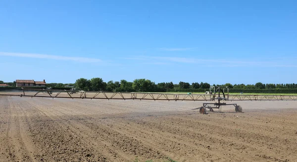 Große Automatische Industrielle Bewässerungsanlage Einem Bestellten Feld Während Eines Trockenen — Stockfoto