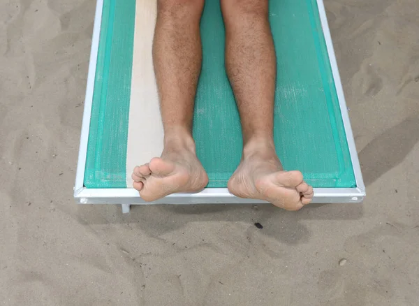Δύο Πόδια Του Νεαρού Άνδρα Ξαπλώστρα Στην Παραλία Κατά Διάρκεια — Φωτογραφία Αρχείου