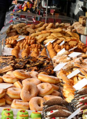 Bir sürü tipik güney İtalyan pastası ve badem ve tatlı cannoli ile oyalanır.