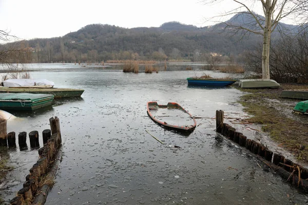 Frozen Little Lake Winter Broken Boat Ice — Stock Photo, Image