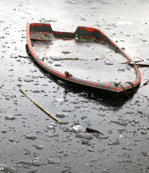 Liten Vrakbåt Isen Vintern — Stockfoto