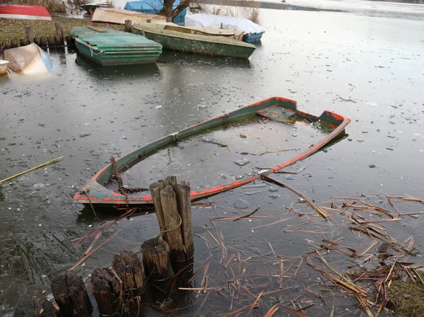 冬天在湖上的冰上破碎的小船 — 图库照片