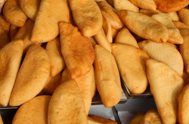 doldurulmuş panzerotti tipik güney İtalyan yemeği sokak yemeklerinde satılıyor.