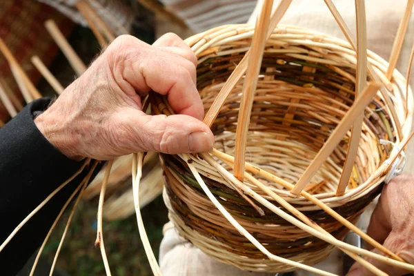 Manos Del Artesano Senior Mientras Crea Una Canasta Mimbre — Foto de Stock