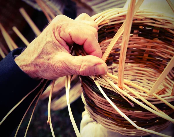 Mâinile Încrețite Ale Meșteșugarului Senior Timp Creați Coș Răchită Efect — Fotografie, imagine de stoc