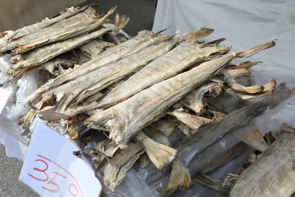 Kurumuş Başsız Balık Güneşte Kurutulmuş Pazardaki Tezgahta Satılıyor — Stok fotoğraf