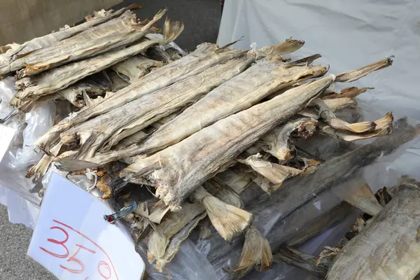 Getrockneter Kopfloser Stockfisch Der Sonne Getrocknet Zum Verkauf Marktstand — Stockfoto