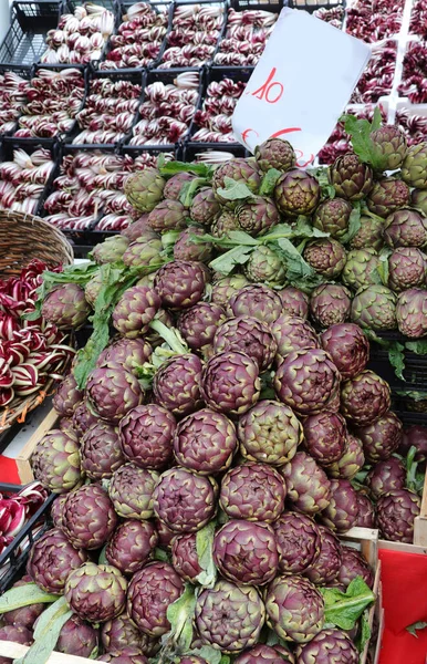 Groenteboer Kraam Met Volle Dozen Groenten Artisjokken Koop Lokale Markt — Stockfoto