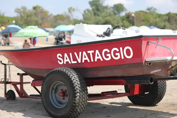 テキスト付きボート Salvataggioそれはビーチでの救助を意味します — ストック写真
