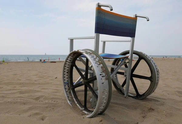 Специальное Инвалидное Кресло Большими Колесами Пляже Людей Летом — стоковое фото