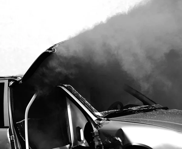Fumaça Preta Densa Carro Quebrado Após Acidente Rodoviário — Fotografia de Stock
