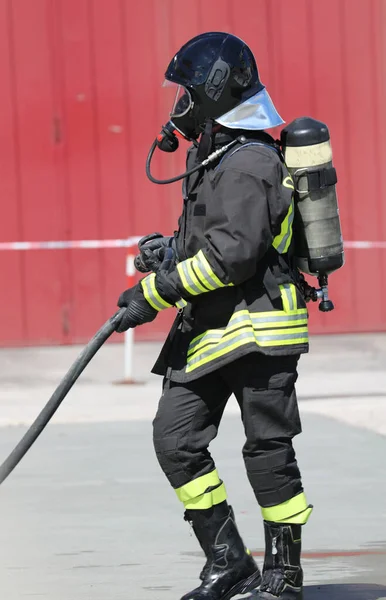 Πυροσβέστης Σκληρό Καπέλο Και Κύλινδρο Οξυγόνου Αναπνευστήρα Κατά Διάρκεια Έκτακτης — Φωτογραφία Αρχείου