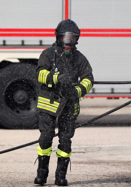 Pompier Avec Casque Respirateur Avec Bouteilles Oxygène Cas Urgence — Photo