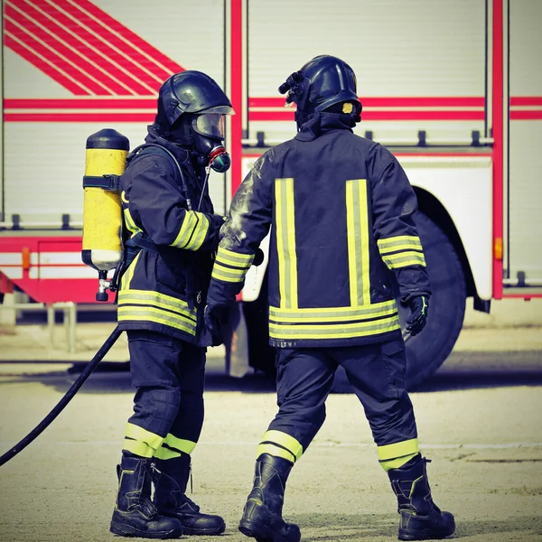 Dos Bomberos Con Aparato Uniforme Respiratorio Durante Una Emergencia —  Fotos de Stock