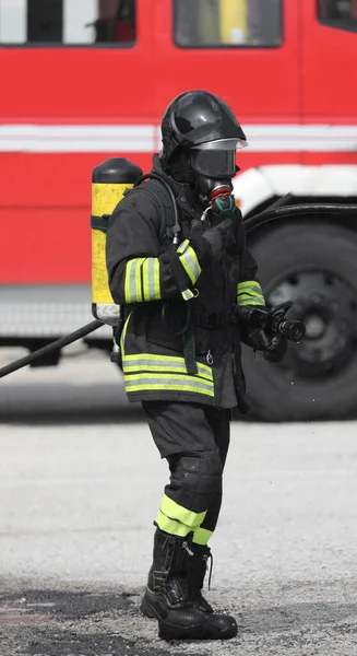 Пожарный Кислородным Баллоном Большими Черными Сапогами Время Чрезвычайной Ситуации — стоковое фото