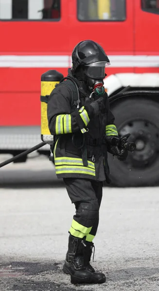 Brandman Med Syrgascylinder Och Stora Svarta Stövlar Nödsituation — Stockfoto