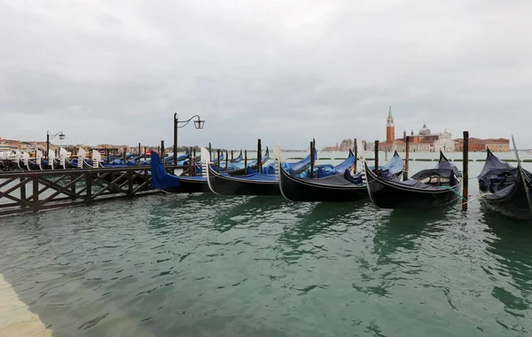 Boot Genaamd Gondolas Afgemeerd Pier Venetië Italië Zonder Mensen — Stockfoto