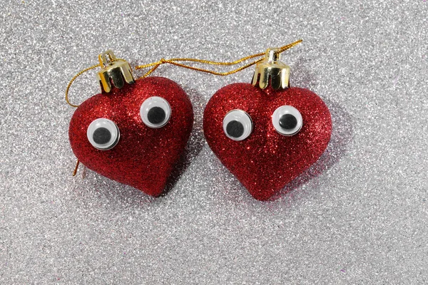 Två Stora Röda Hjärtan Med Ögon Glittrig Silver Färg Bakgrund — Stockfoto