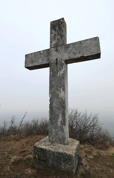 山の上の石の十字架 — ストック写真