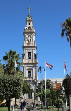 Güney İtalya 'da Napoli yakınlarındaki Pompeii şehrinde kutsanmış bakirenin çan kulesi.