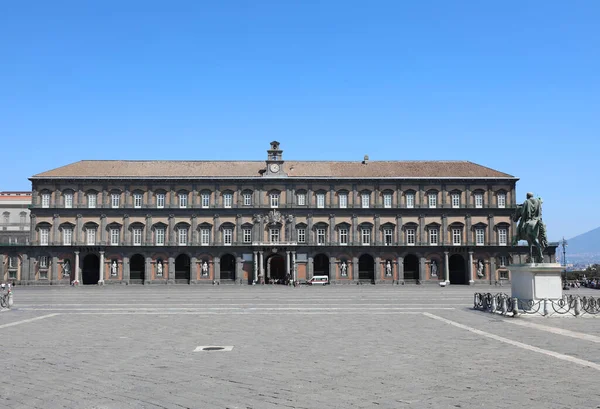 ナポリのプレビシト広場と古代王宮イタリア — ストック写真