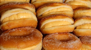 Bir pastanede bir sürü şeker kaplı altın çörek.