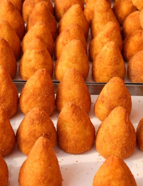 İtalyan dilinde ARANCINO adlı çok sayıda kızarmış top pirinci Güney İtalya 'daki sokak yiyecekleri standında satılıktır.