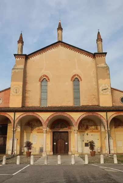 北イタリアのマントヴァ近くのイタリア語でサンタ マリア デッレ グラツィエと呼ばれる私たちの恵みの聖母のイタリアの教会のファサード — ストック写真
