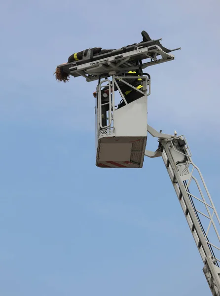 Verletzte Auf Der Drehleiter Transportieren Feuerwehr Bei Evakuierungsbau — Stockfoto