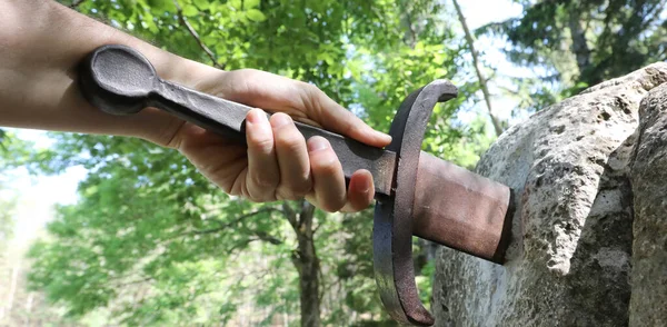 Hand Man Och Svärd Klippan Symbol För Svår Utmaning Som — Stockfoto