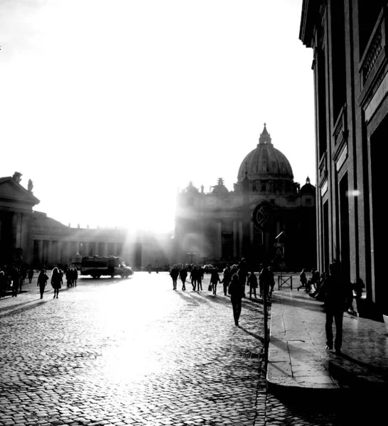 Città Del Vaticano Bianco Nero Con Persone Con Retroilluminazione — Foto Stock