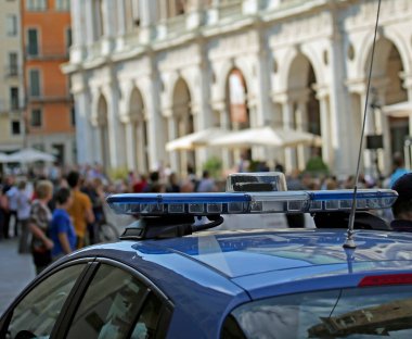 Avrupa şehrinin bir bölgesinde devriye gezerken mavi sirenli polis arabası